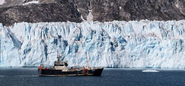 The Red House - Eastgreenland - Politik - Wirtschaft