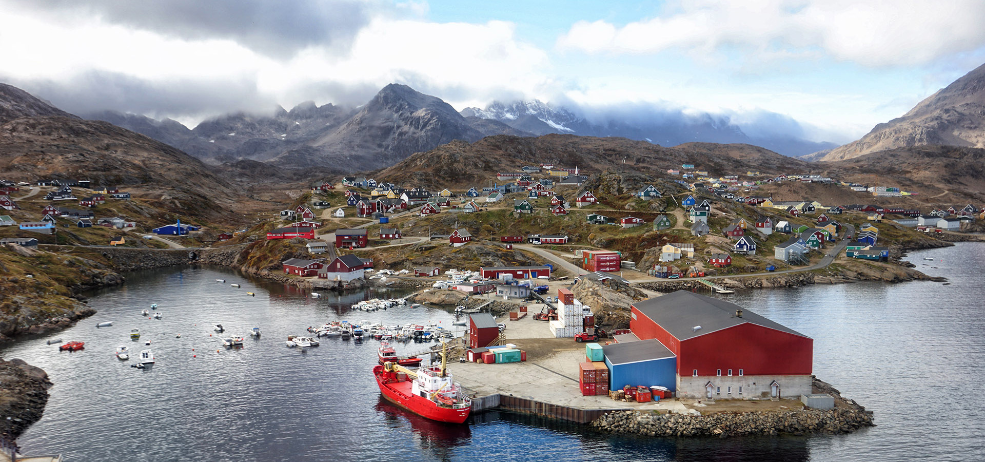 The Red House - Eastgreenland - Politik - Wirtschaft