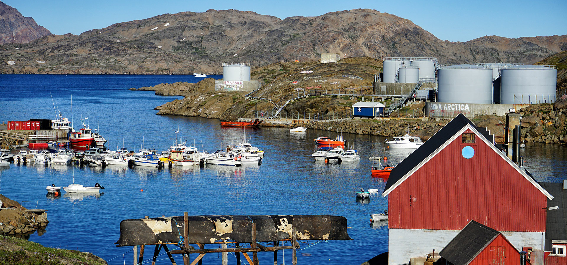 The Red House - Eastgreenland - Politik - Wirtschaft