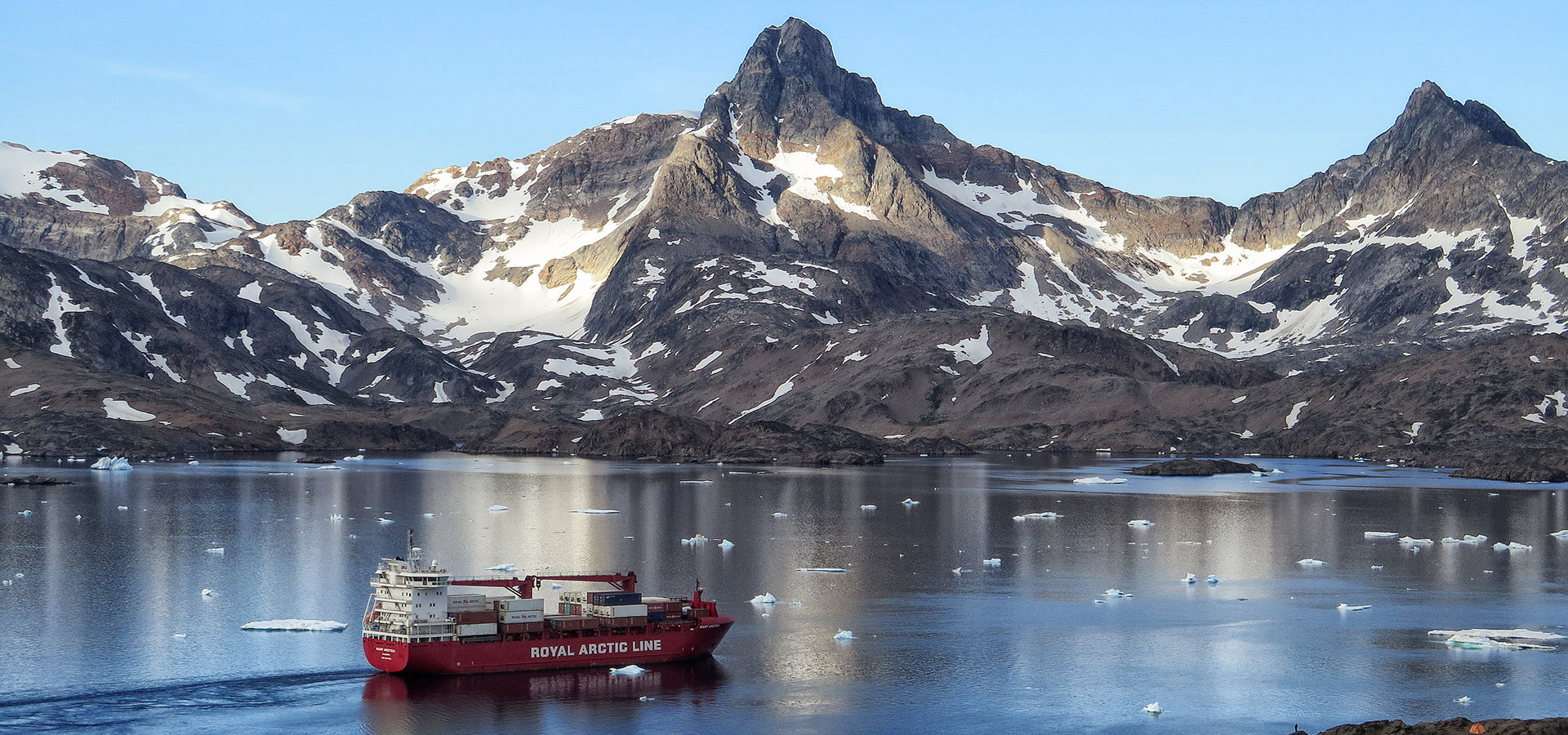 The Red House - Eastgreenland - Politik - Wirtschaft
